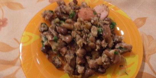 Запеченная фасоль с беконом и сардельками