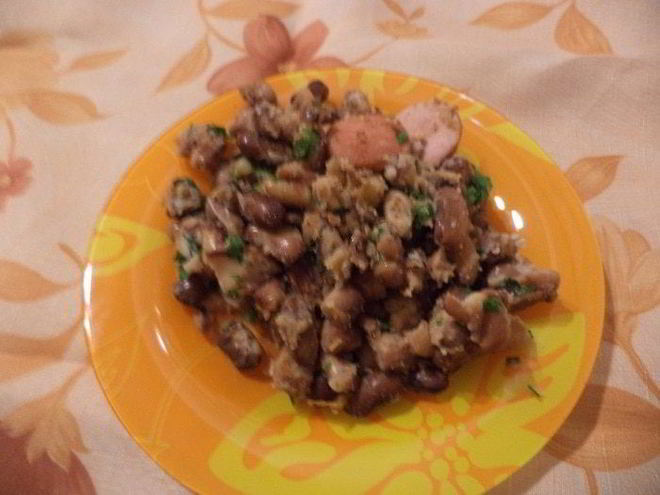 Рецепт запеченной фасоли с беконом и сардельками