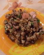 Запеченная фасоль с беконом и сардельками