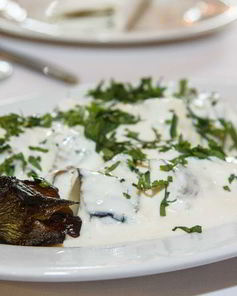 Запеченный баклажан под соусом баже