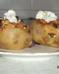 Запеченный картофель с фетой, грибами и овощами