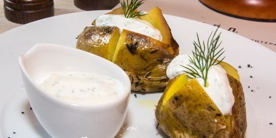 Запеченный картофель со сметанным соусом