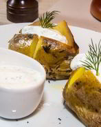 Запеченный картофель со сметанным соусом