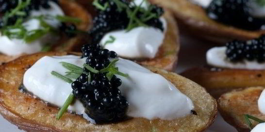 Запеченный картофель со сметаной и икрой