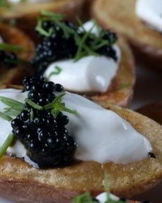 Запеченный картофель со сметаной и икрой