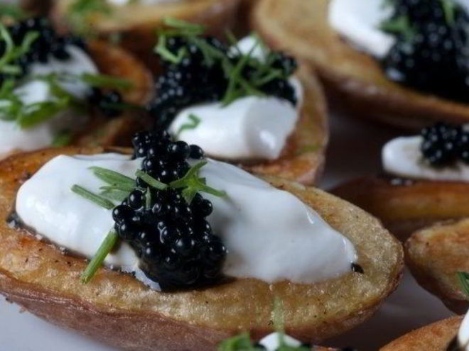 Рецепт запеченного картофеля со сметаной и икрой