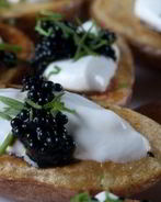 Запеченный картофель со сметаной и икрой