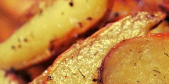 Запеченные картофельные дольки с розмарином