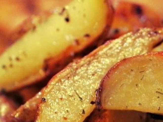 Рецепт запеченных картофельных долек с розмарином