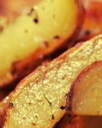 Запеченные картофельные дольки с розмарином