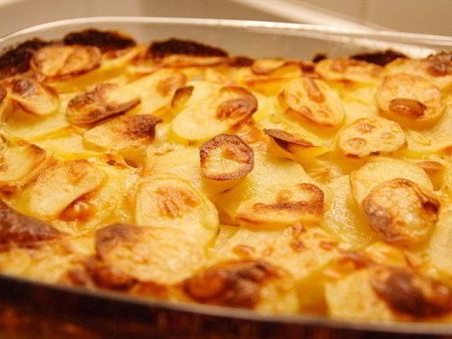 Рецепт золотистого запеченого картофеля с чесноком и розмарином