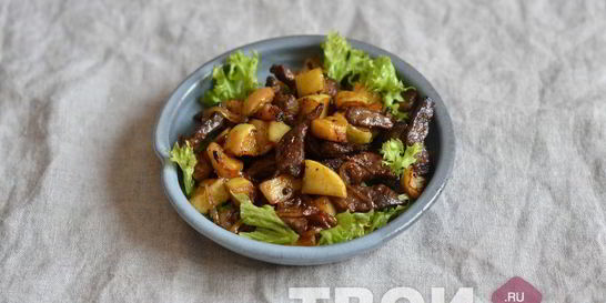 Говяжья печень с яблоками и луком