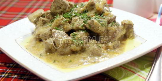 Говяжья печень со сметаной и зеленью