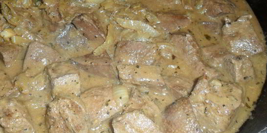Говяжья печень, тушенная в сметане