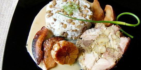 Крыло индейки фаршированное печенью и айвой