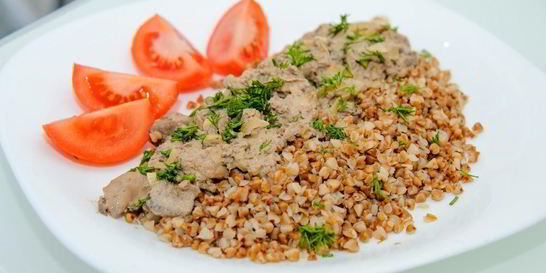 Куриная печень с грибами в сметане