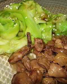 Куриная печень с лимонно-медовым соусом и кабачковой лапшой