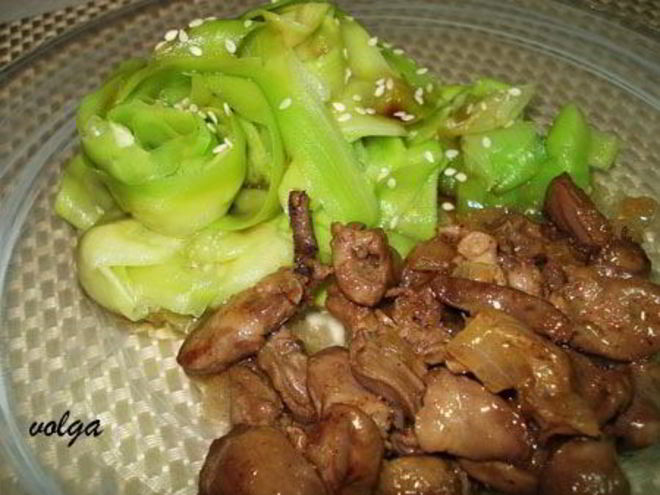 Рецепт куриной печени с лимонно-медовым соусом и кабачковой лапшой