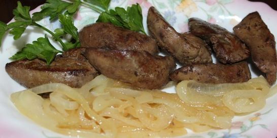 Куриная печень с луком и белым вином