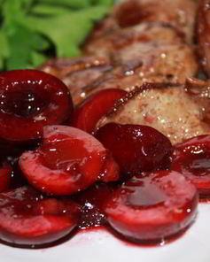 Куриная печень с маринованной черешней