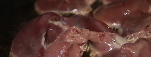 куриная печень с маринованной черешней. Шаг 6