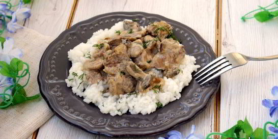 Куриная печень с маслятами в сметане