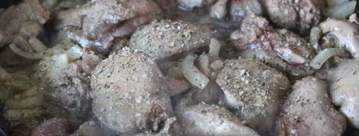 куриная печень с маслятами в сметане. Шаг 3