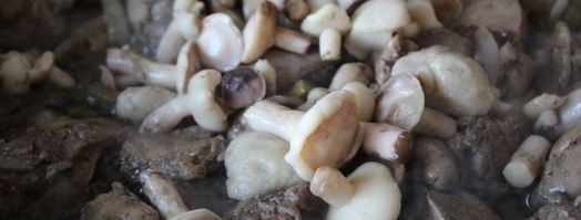 куриная печень с маслятами в сметане. Шаг 4