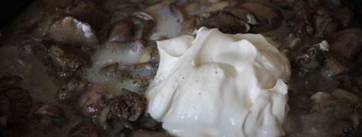 куриная печень с маслятами в сметане. Шаг 5