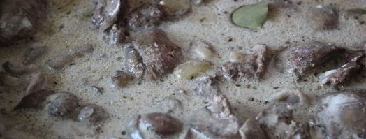 куриная печень с маслятами в сметане. Шаг 6