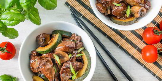 Куриная печень с овощами в азиатском соусе