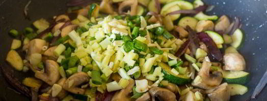 куриная печень с овощами в азиатском соусе. Шаг 7