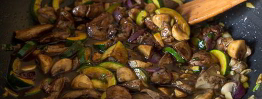 куриная печень с овощами в азиатском соусе. Шаг 8