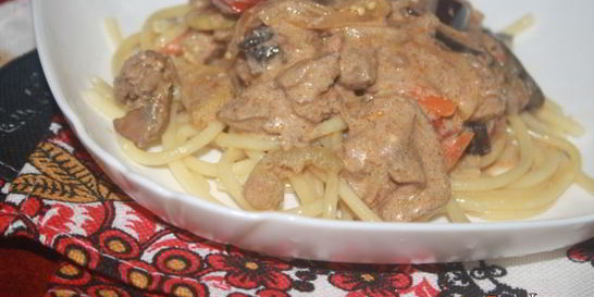 Куриная печень с овощами в сметанном соусе