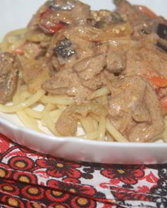 Куриная печень с овощами в сметанном соусе