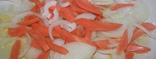 куриная печень с овощами в сметанном соусе. Шаг 6