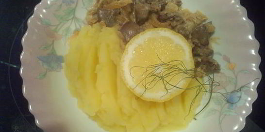 Куриная печень с яблоками под сметаной