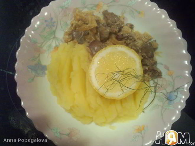Рецепт куриной печени с яблоками под сметаной