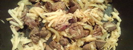 куриная печень с яблоками под сметаной. Шаг 4