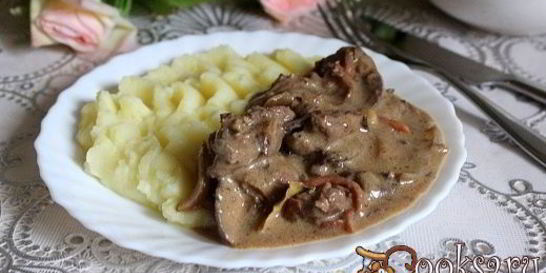 Куриная печень в сметанном соусе