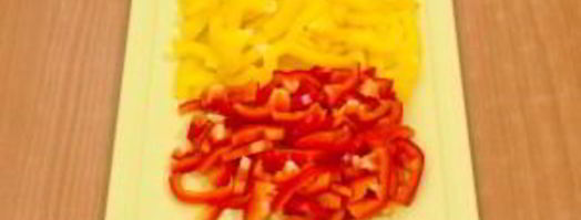 куриная печень, жаренная с луком и болгарским перцем. Шаг 2