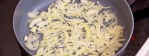 куриная печень, жаренная с луком и болгарским перцем. Шаг 4