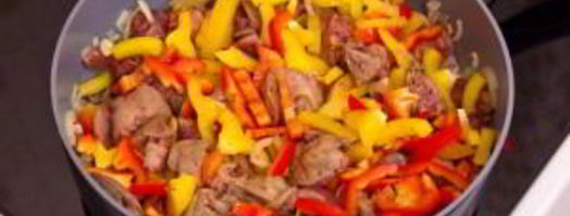 куриная печень, жаренная с луком и болгарским перцем. Шаг 6