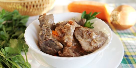 Печень индейки с морковью и луком в сметане