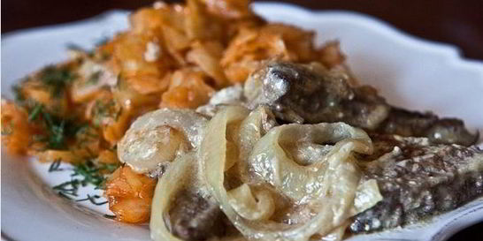 Печень с луком и сметаной