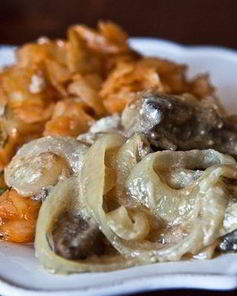 Печень с луком и сметаной