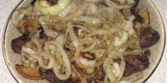 Печень с луком и яблоками по-берлински