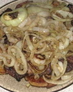 Печень с луком и яблоками по-берлински