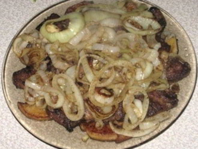 Рецепт печени с луком и яблоками по-берлински