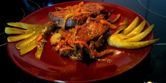 Печень с морковью и солеными огурцами